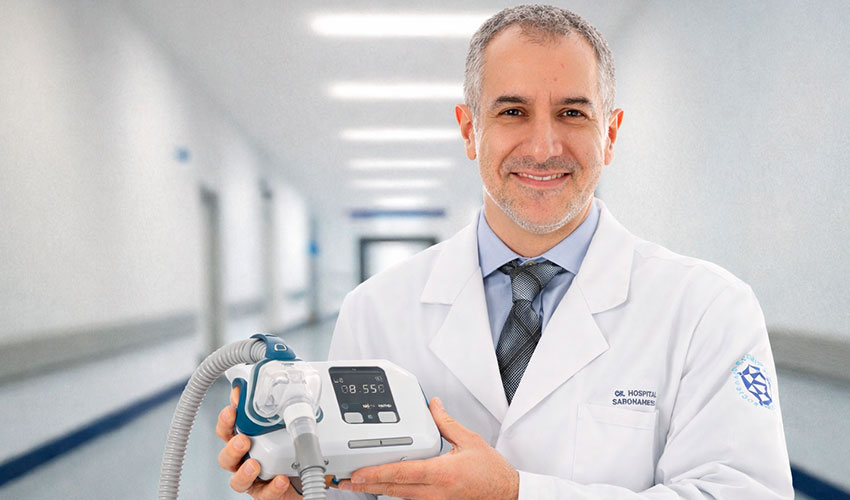 especialista do sono segurando CPAP