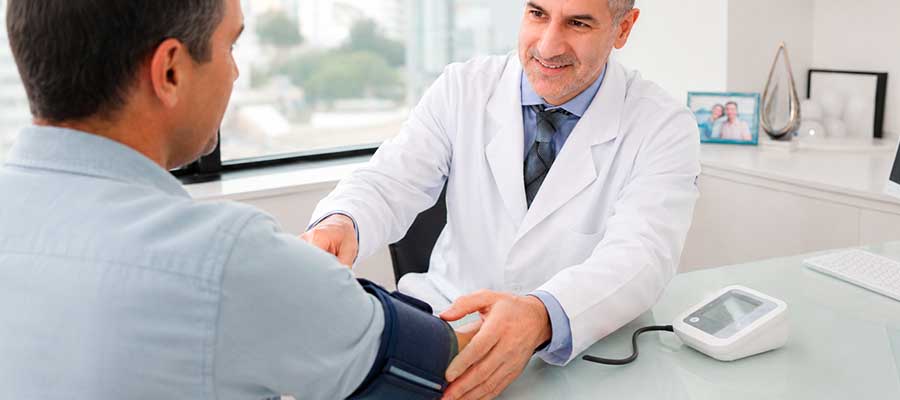 medico medindo pressao arterial em paciente com apneia