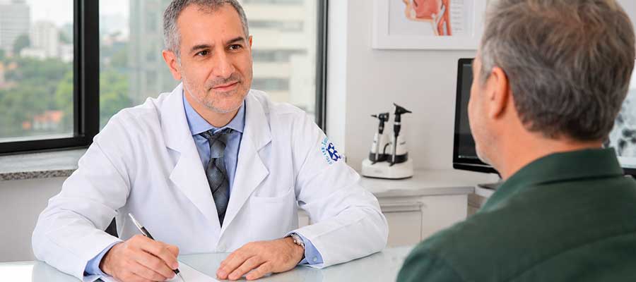 medico do sono em consulta com paciente
